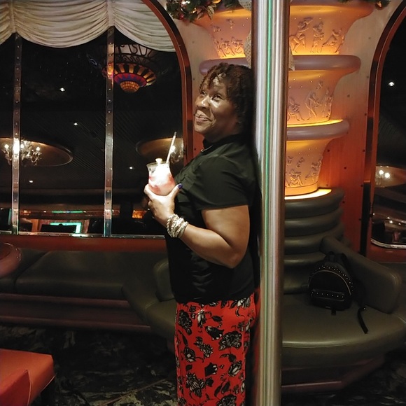 Meet your Posher, Laurie - Picture 2 of 3